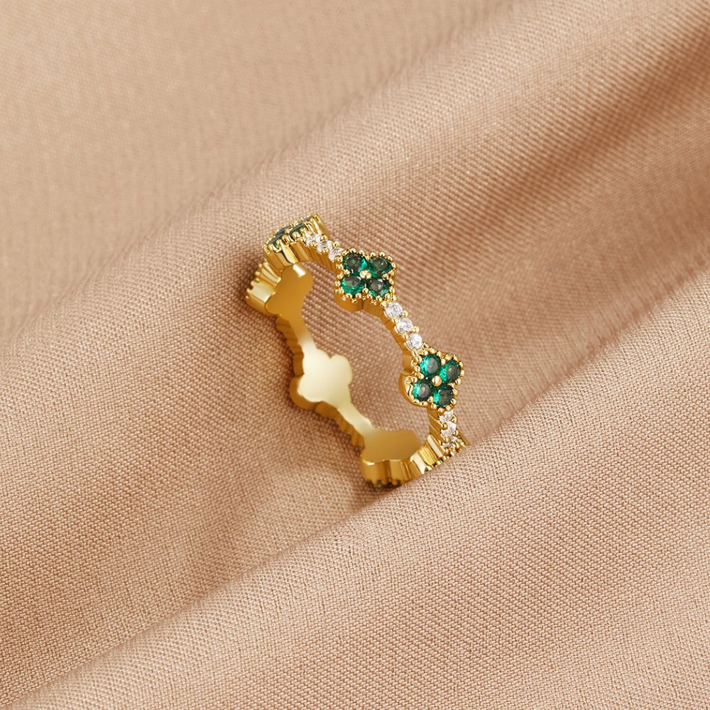 Anillo Dorado con Detalles Verdes