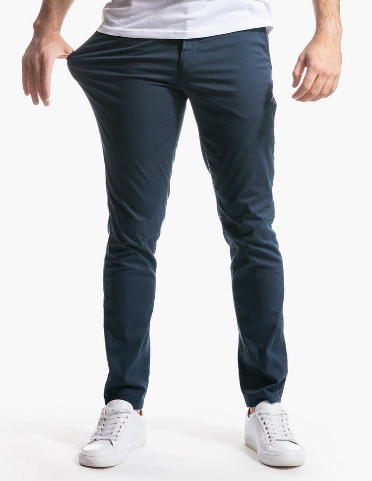 Pantalones casuales de hombre en gabardina elástica.