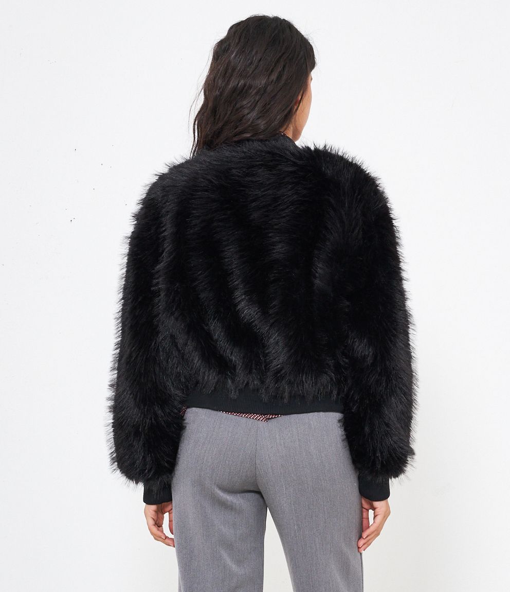 Chaqueta corta efecto pelo