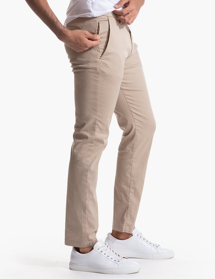 Pantalones casuales de hombre en gabardina elástica.
