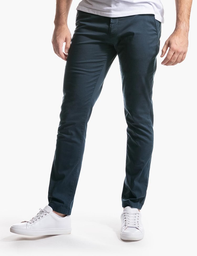 Pantalones casuales de hombre en gabardina elástica.