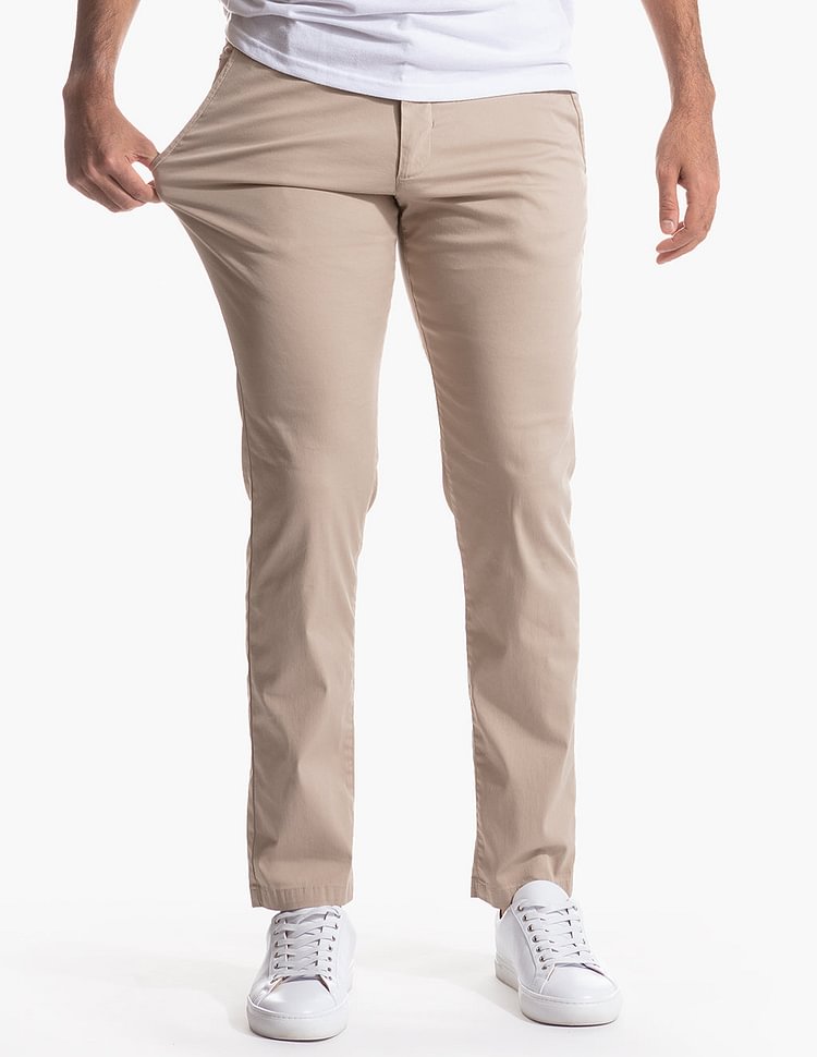 Pantalones casuales de hombre en gabardina elástica.