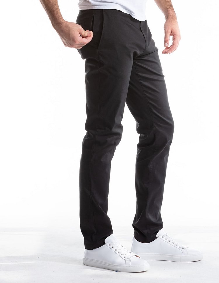 Pantalones casuales de hombre en gabardina elástica.