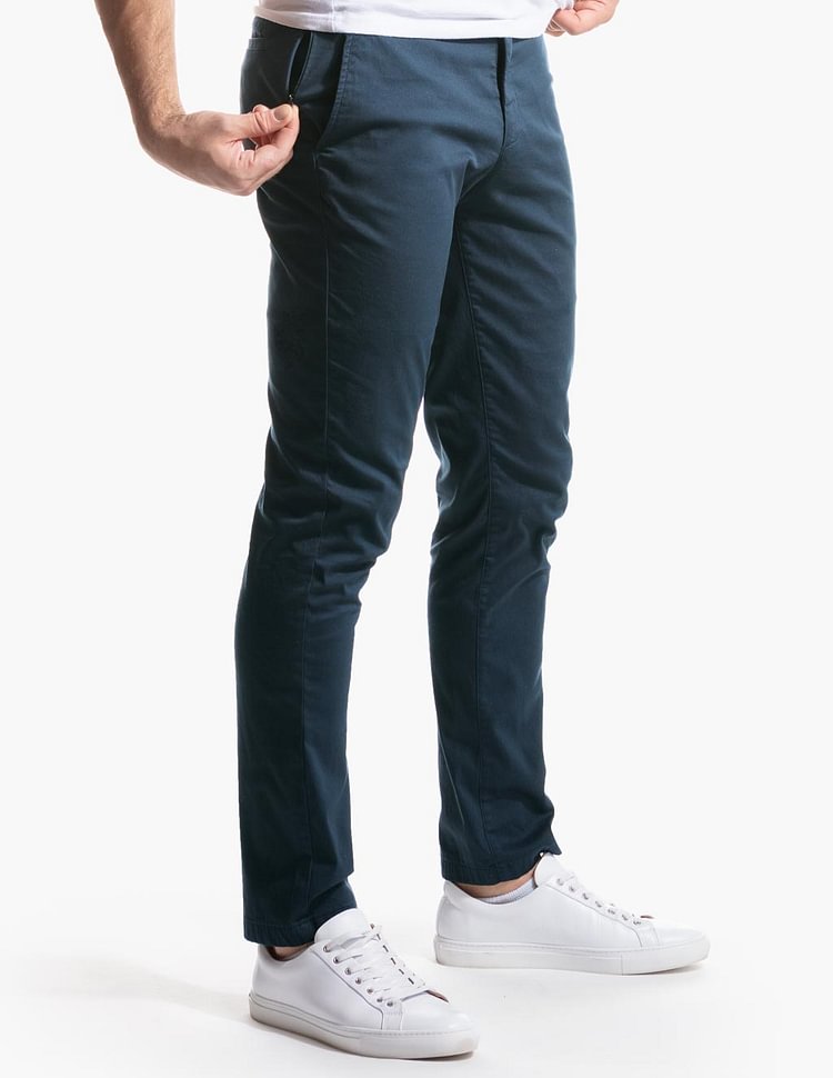 Pantalones casuales de hombre en gabardina elástica.