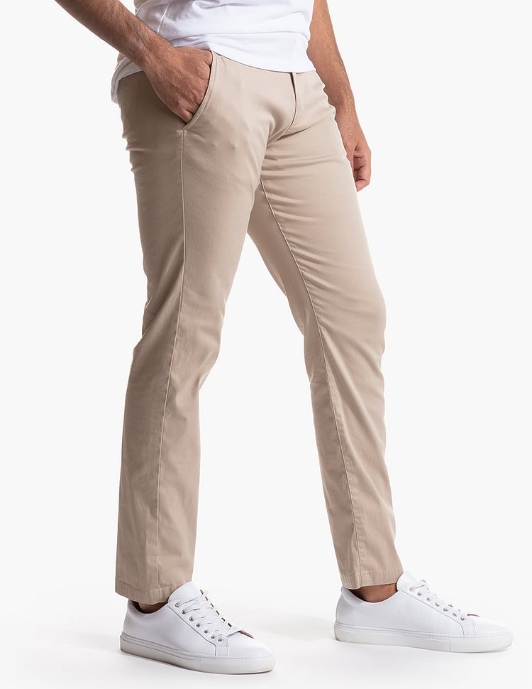 Pantalones casuales de hombre en gabardina elástica.