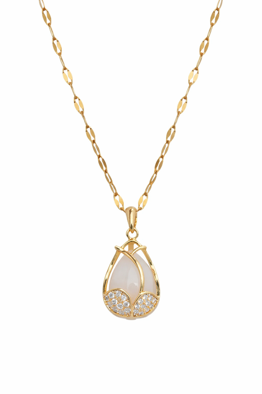 Collar Dorado con Colgante Elegante