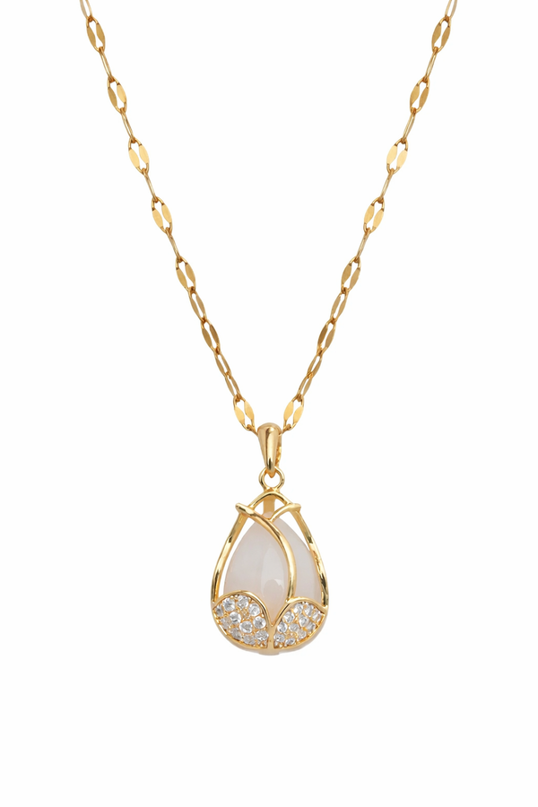 Collar Dorado con Colgante Elegante