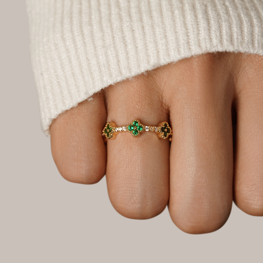 Anillo Dorado con Detalles Verdes