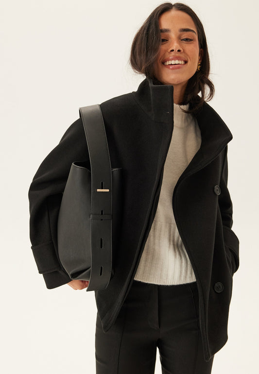 Abrigo corto con cuello alto