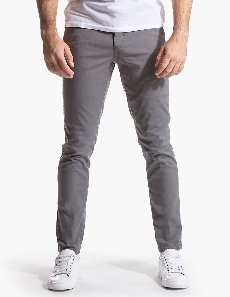 Pantalones casuales de hombre en gabardina elástica.