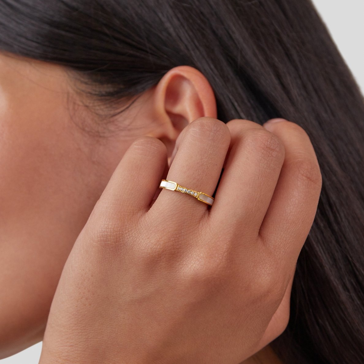 Anillo Dorado con Detalle Nácar
